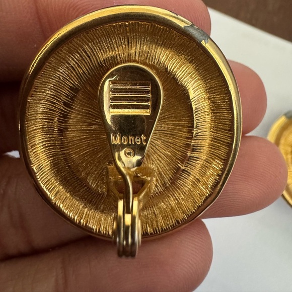 Vintage Monet Large Oval Clip-On Earrings Classic 80s Style - Picture 4 of 4